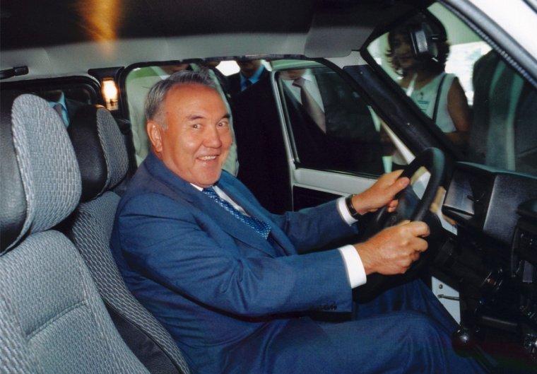 Казах в машине