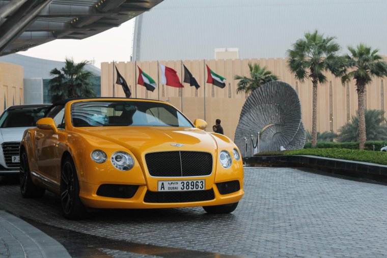 Девушка на Бентли