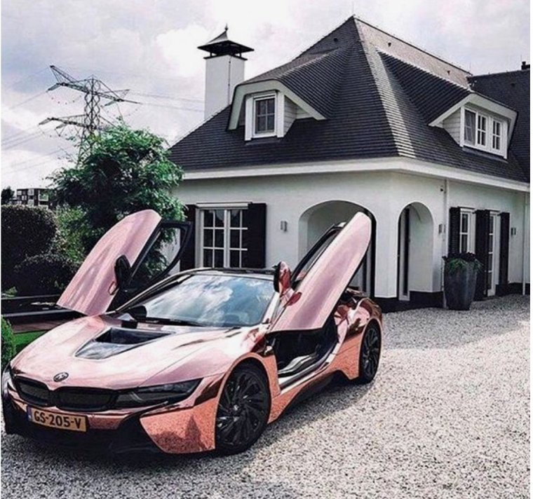 Красивый дом с машиной