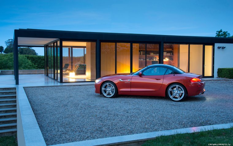 Машина около дома