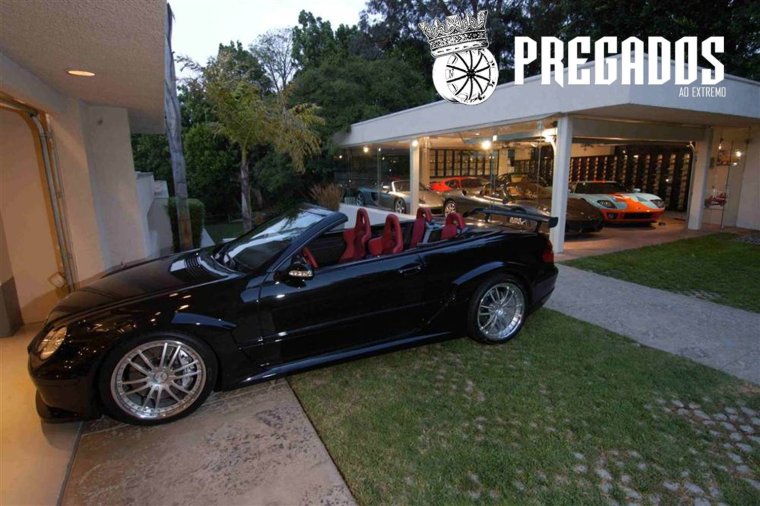 Машина возле гаража