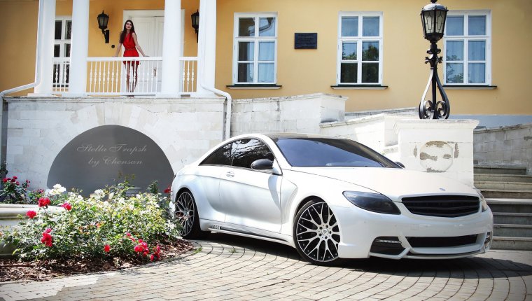 Белый Мерседес у дома