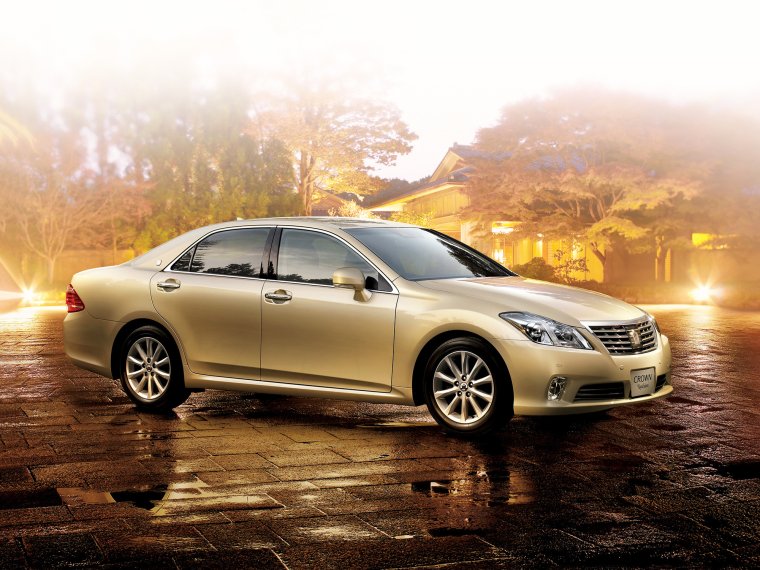 Toyota Crown s200 золотистый