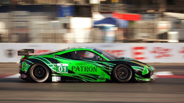 Зеленый гоночный автомобиль