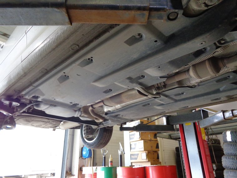 Skoda Rapid 2016 днище