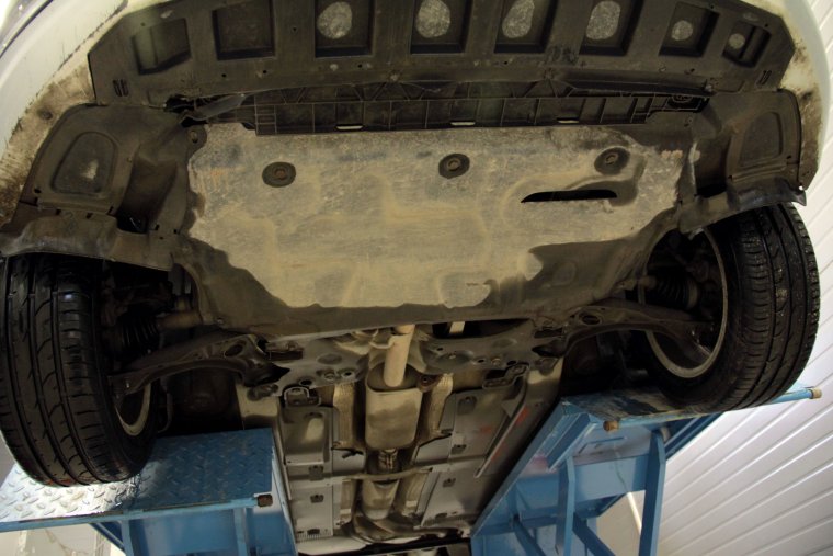 Шкода Рапид снизу