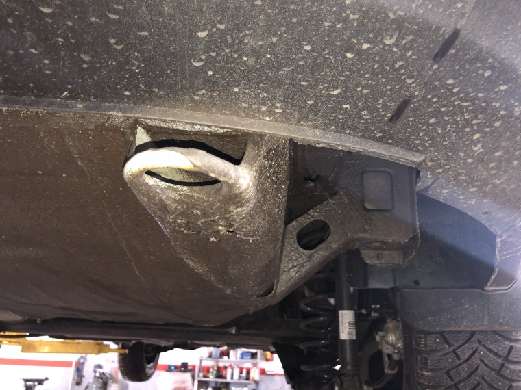 Skoda Rapid снизу