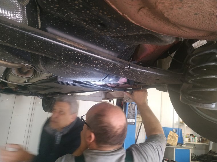 Крепления задние стояночного троса Шкода Рапид