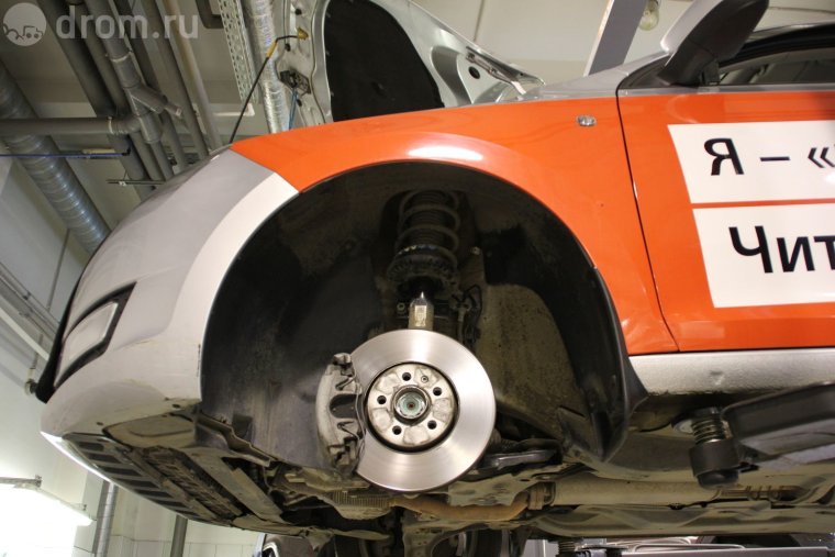 Шкода Рапид на подъемнике вид днища