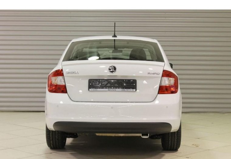 Шкода Рапид сзади