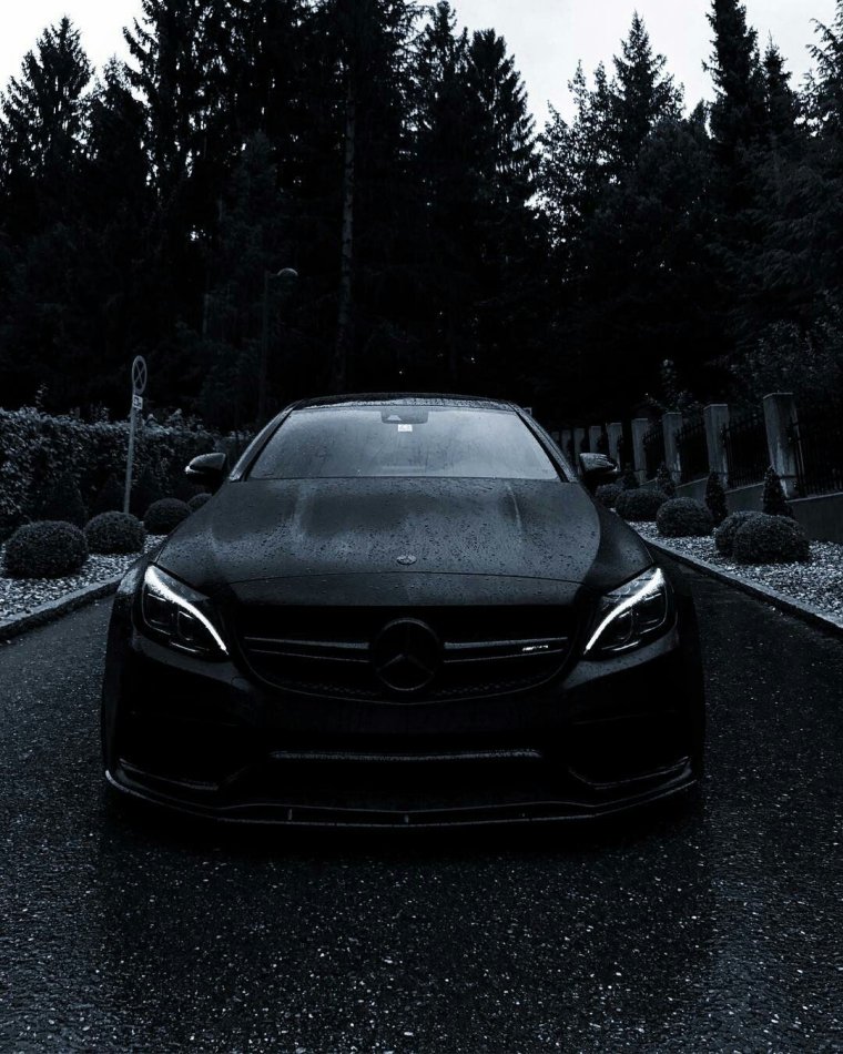 Мерседес е63 АМГ черный в темноте