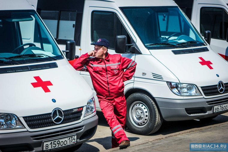 Врач в машине скорой помощи