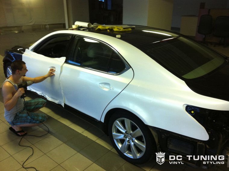 Авторская покраска белого автомобиля