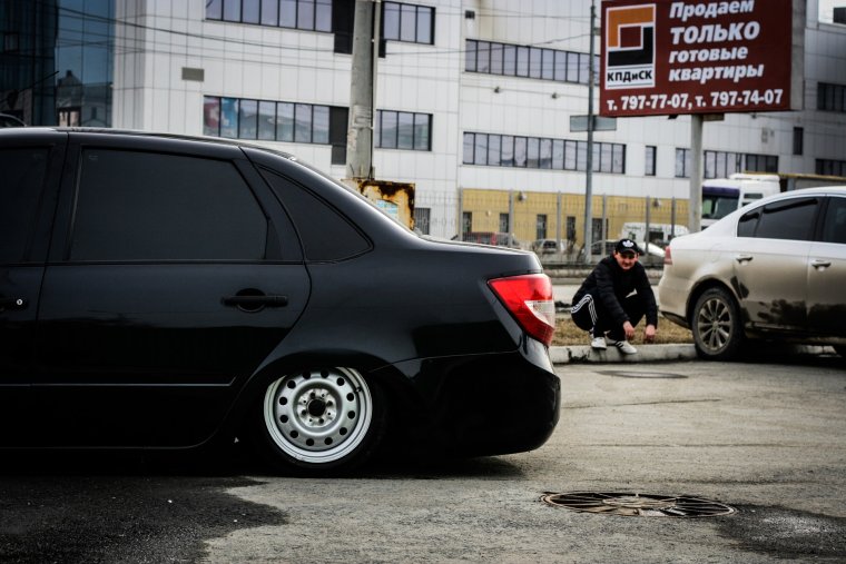 Лада Гранта затонированная занижена.