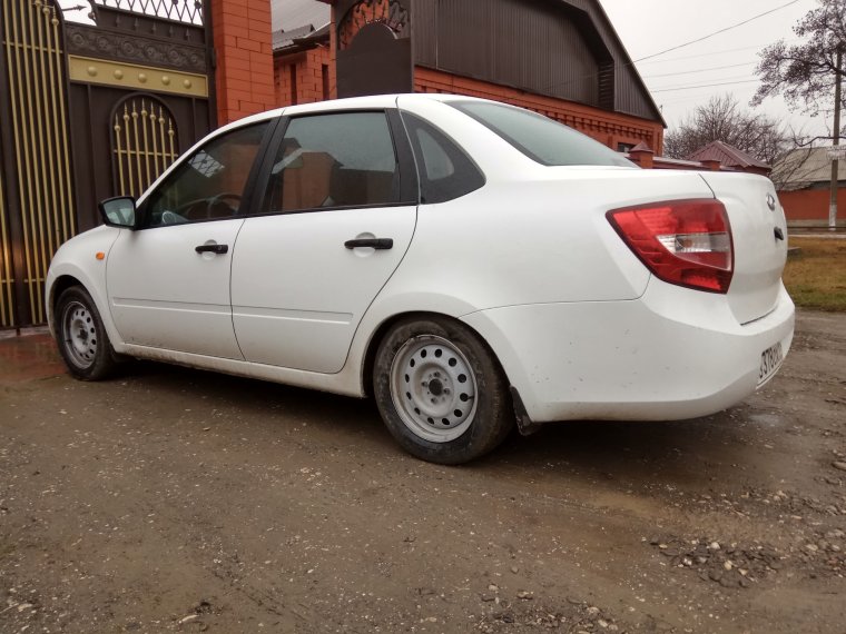 Белая Гранта седан -70