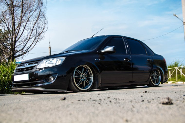 Лада Гранта черная заниженная