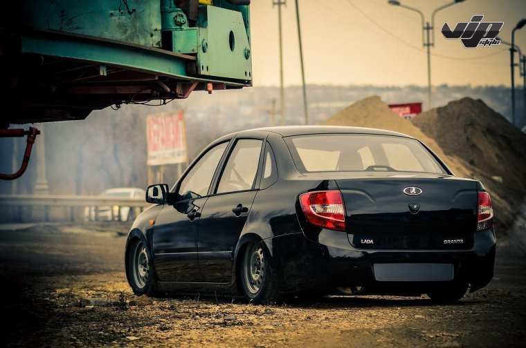 Лада Гранта черная заниженная