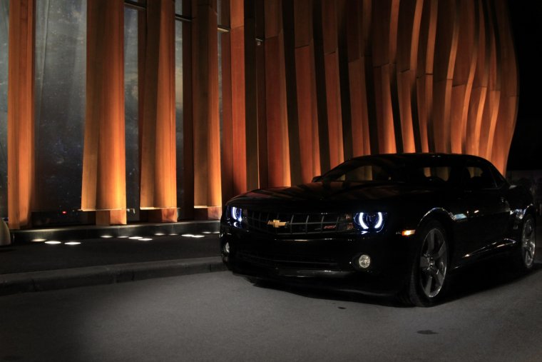 Шевроле Камаро ночью