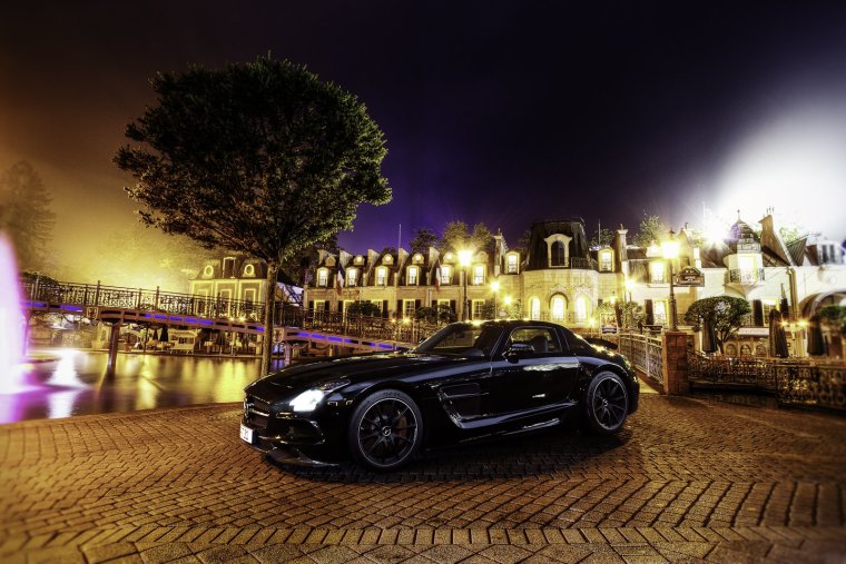 Мерседес в ночном городе