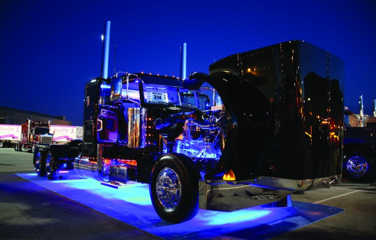 Night Peterbilt 379