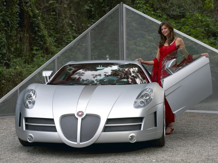 Женщина в шикарной машине