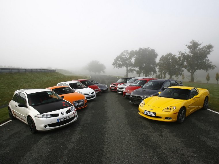 Несколько разных марок авто