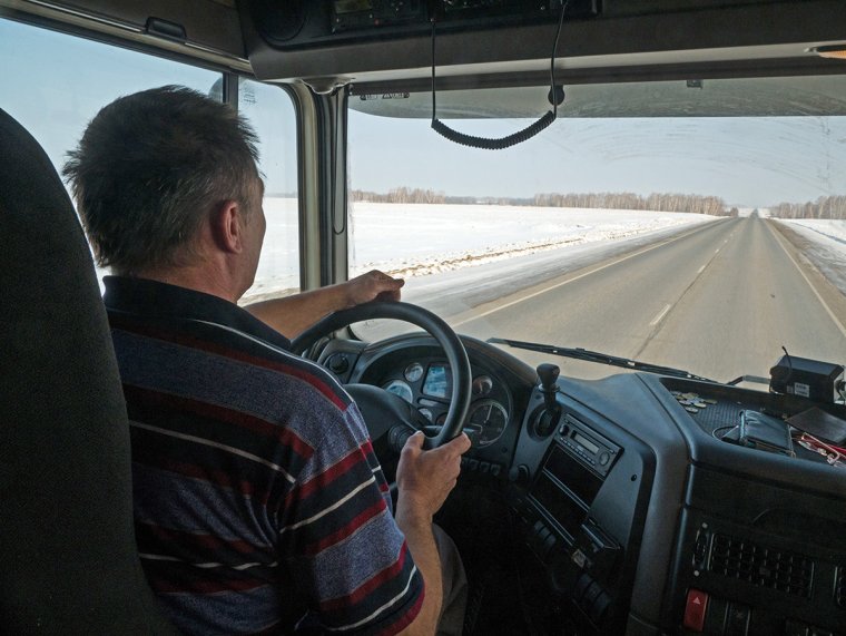 Дальнобой едет