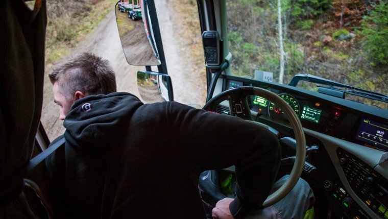 Дальнобойщик за рулем