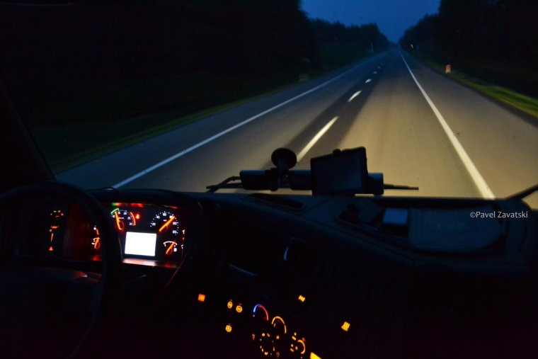 Ночной вид из кабины фуры