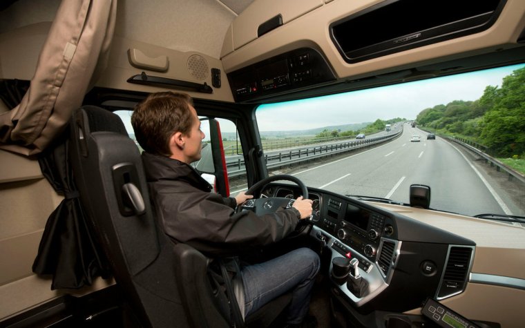 Водитель в кабине грузовика