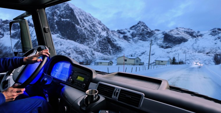 Вид из кабины фуры зима