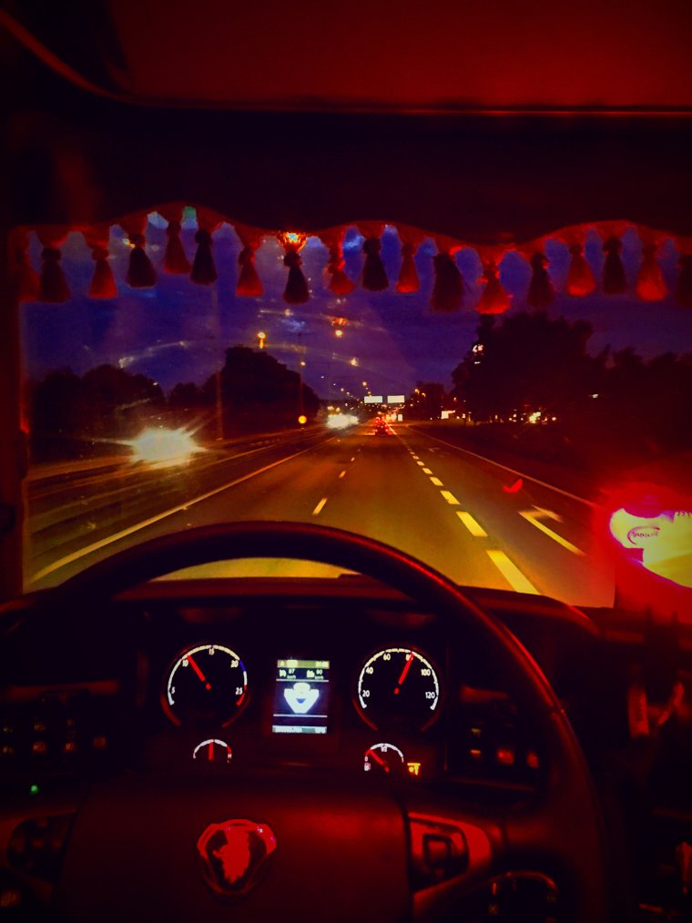 Вид из кабины Скания ночь