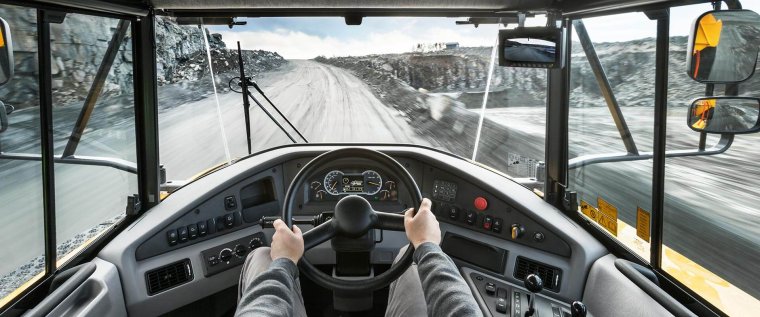 Вольво косоглазая самосвал вид из кабины