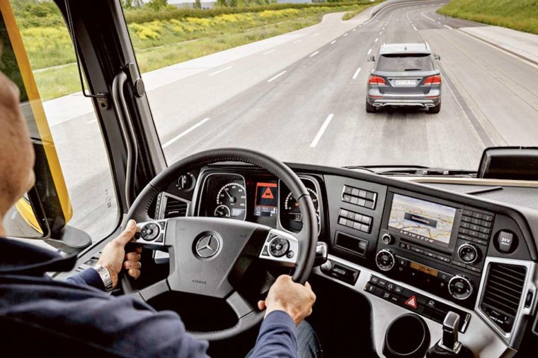 Мерседес дальнобойщик в кабине