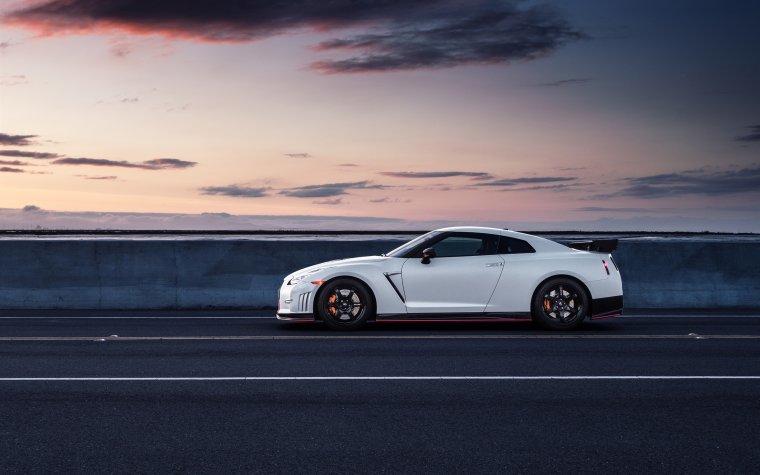 Nissan gt-r r35 White