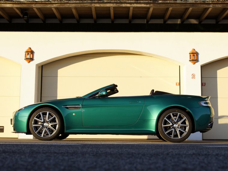Aston Martin v8 Vantage зеленый