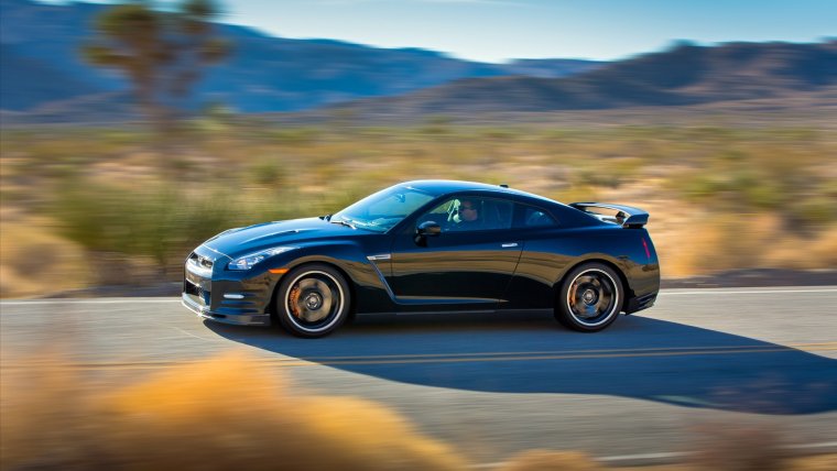 Машина едет вид сбоку