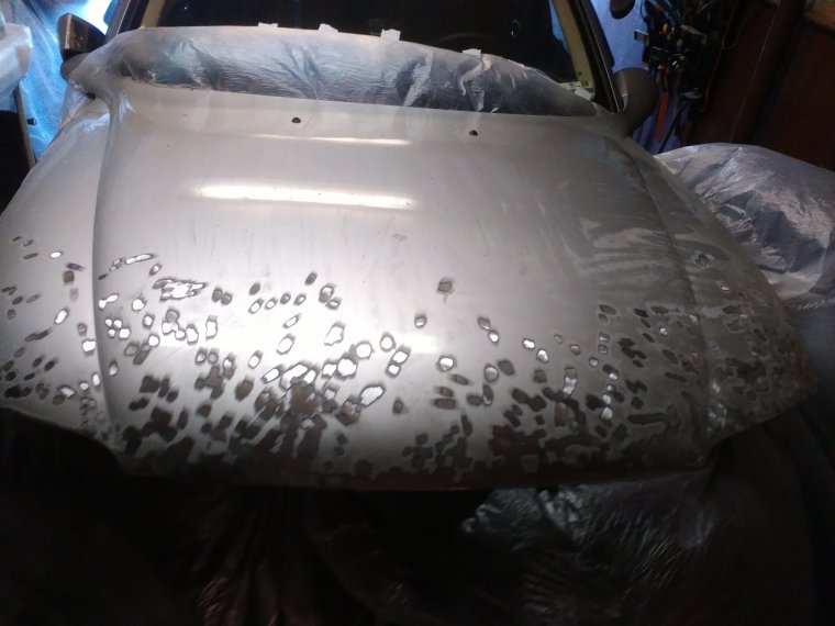 Девушка красит машину