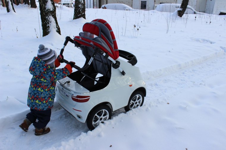 Детская коляска в стиле авто