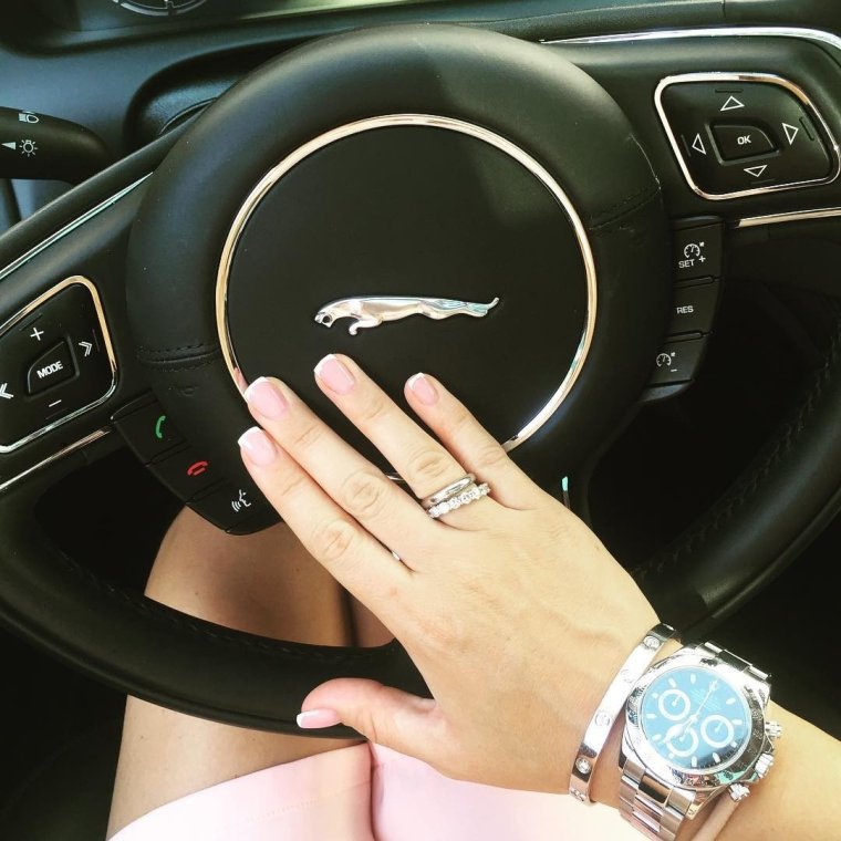 Женские ногти на руле