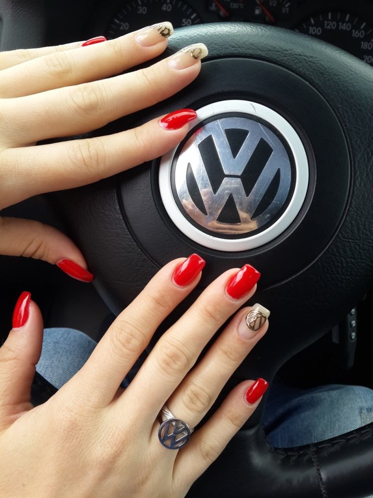 Маникюр с логотипом авто