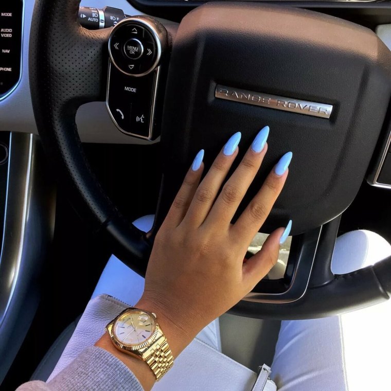 Женские руки на руле