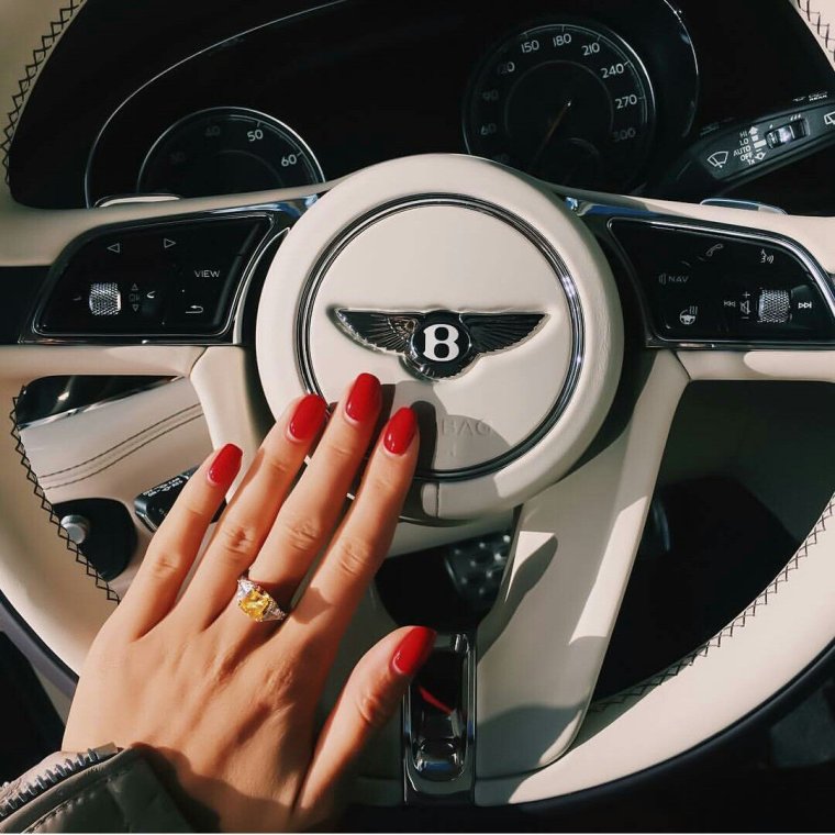 Девушка за рулем Мазерати