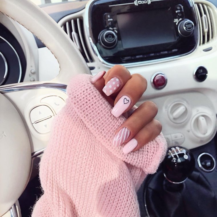 Маникюр с полосками и сердечками