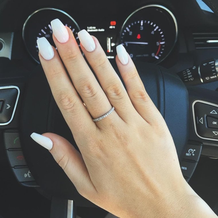 Маникюр белый в машине