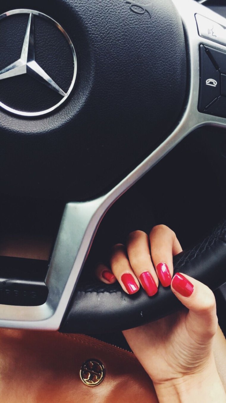 Женская рука на руле Мерседеса