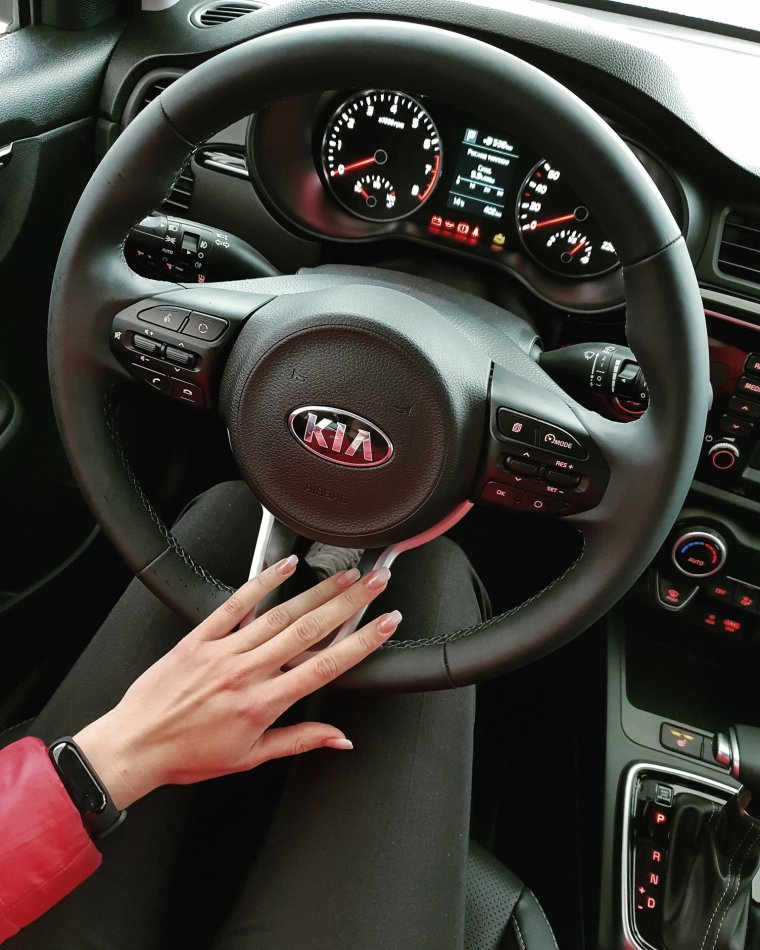 Девушка за рулем Киа