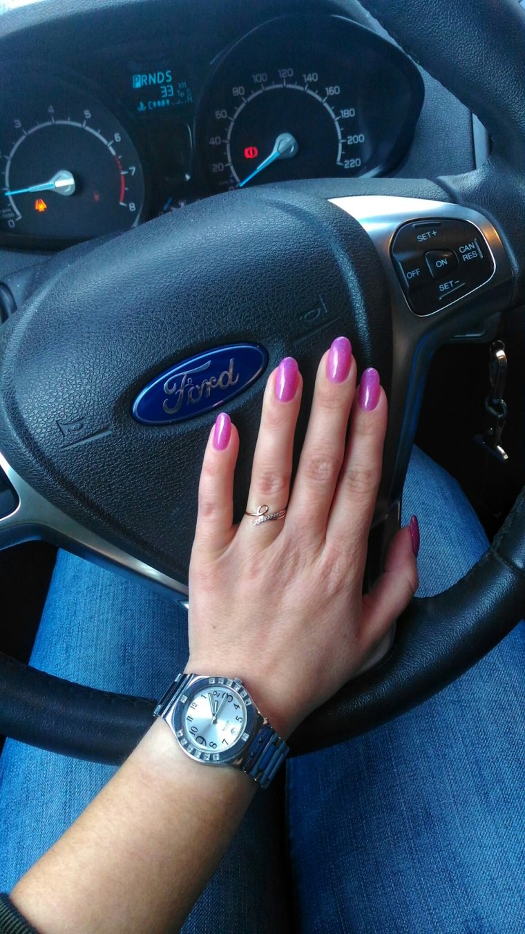 Женские руки на руле