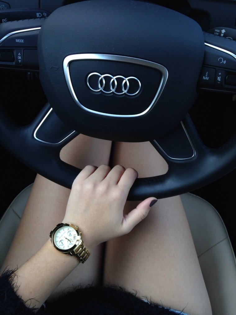 Женские руки на руле