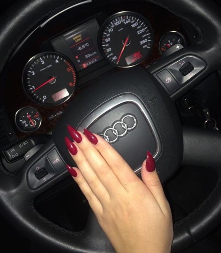 Красные ногти на руле